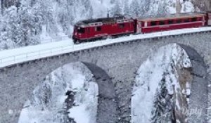 Ce train qui sort de la falaise est surréaliste... Magnifique