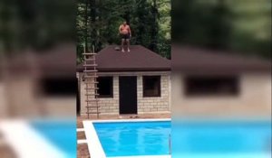 Il saute du haut du toit dans la piscine et se rate complètement