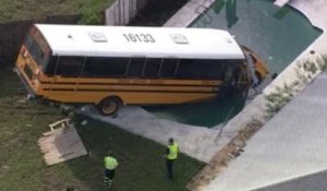 Etats-Unis : le bus scolaire termine dans la piscine