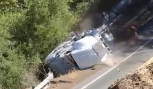 La chute spectaculaire d'un camion remorque aux États-Unis