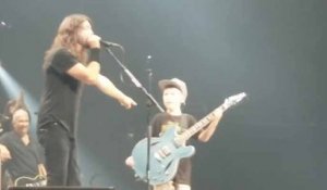 Un enfant de 10 ans monte sur scène pour jouer du Metallica avec un groupe de Hard Rock