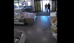 Un papy entre dans un magasin en scooter électrique et détruit tout