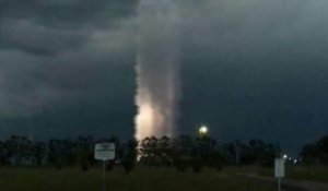 Une colonne de lumière étrange et mystérieuse apparaît dans le ciel de Feliciano en Argentine