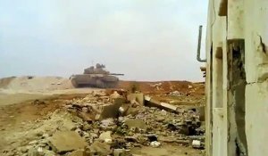 Un tank de l'armée syrienne se fait frôler par un missile