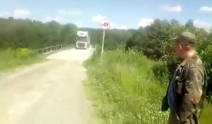 Ce conducteur de camion emprunte un pont interdit aux camions ! Mauvaise idée