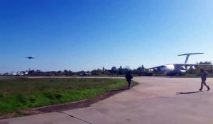 Impressionnant - Des avions de chasses Ukrainiens volent en rase-motte