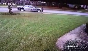 Ce policier s'arrête et joue au foot avec un gamin dans le quartier !