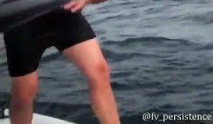 Ce pêcheur saute sur une baleine pour la libérer d'un filet de pêche !