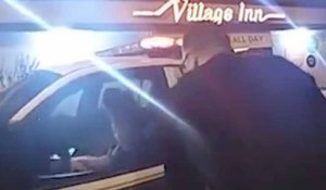Menottée à l'arrière d'un véhicule de police elle réussit à passer à l'avant et à partir avec la voiture