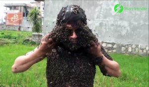 Il couvre son corps de milliers d'abeilles... Dangereux!