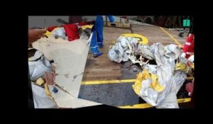Crash du vol Lion Air: les sauveteurs fouillent les débris