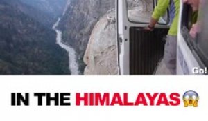 Ils roulent en bus sur la route la plus dangereuse du monde dans l'Himalaya