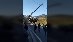 Un homme réussi à sauter d'une grue qui s'effondre... Miraculeux