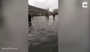 Ils courent le Marathon de Venise dans les inondations de la ville !