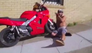Ce skateur se prend une moto en pleine face