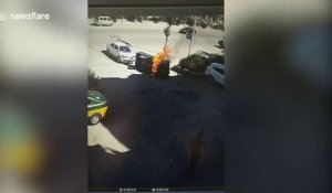 Un inconnu sauve le conducteur de cette voiture en feu en cassant le pare-brise