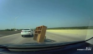 Un automobiliste se prend un bureau en pleine autoroute, sorti de nulle part