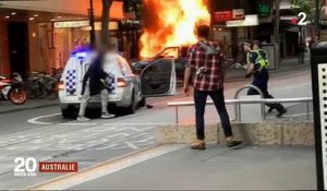 Australie : Les images de cet homme qui tente de poignarder des policiers à Melbourne - Regardez