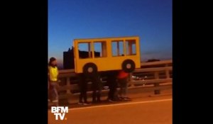 Russie: ils se déguisent au autobus pour traverser un pont