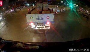Un camion perd un énorme rocher en pleine route au Vietnam
