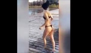 Cette russe tente un plongeon dans se lac glacé... raté