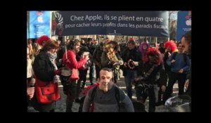 Attac est venue "fêter" l'inauguration du Apple Store sur les Champs-Élysées