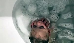 Ce Bebe Lache Une Caisse Dans Le Bain Regardez Sa Reaction Sur Orange Videos