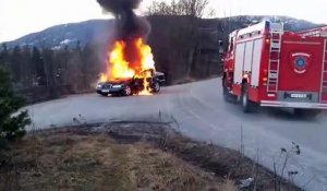 Ces pompiers vont faire la boulette de leur vie en éteignant une voiture en feu
