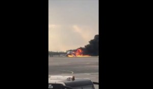 Un avion de ligne prend feu lors d'un atterrissage d'urgence à Moscou