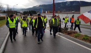 Une centaine de gilets jaunes bloquent les accès de l’hypermarché Leclerc de Saint-Etienne-lès-Remiremont