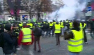 "Gilets jaunes" : fortes tensions sur les Champs-Élysées