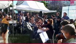 L'orchestre nationale d'Argentine joue devant le Congrès à Buenos Aires