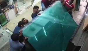 Choc : des ouvriers tentent de transporter plusieurs plaques de verres et se font écraser