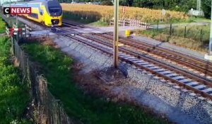 Pays-Bas : un cycliste manque de se faire percuter par un train