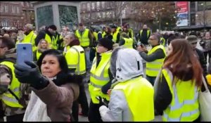 Strasbourg : des gilets jaunes au marché de Noël