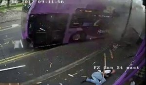 Un homme se fait percuter par un bus puis se rend tranquillement au bar