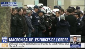 Emmanuel Macron salue les forces de l'ordre et les pompiers rassemblés avenue Kléber à Paris