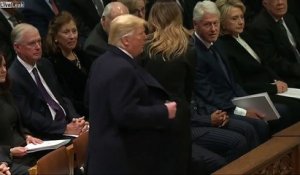 La tête de Bill Clinton devant Donald Trump aux obsèques de George Bush Senior !