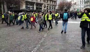 Grenoble : le cortège Gilets jaunes avance vers la Porte de France