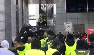 Gilets jaunes à Bruxelles:  des policiers pris en sandwich par les manifestants