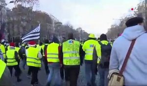 "Gilets jaunes" : la situation se tend entre manifestants et forces de l'ordre à Paris
