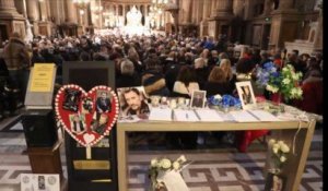 Johnny Hallyday: un an après ses funérailles, ses fans lui rendent hommage à la Madeleine à Paris