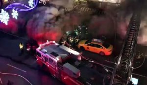 Retour de flammes impressionnant sur des pompiers dans un incendie à New York !