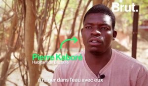 Dans un village au Burkina Faso, hommes et crocodiles vivent en harmonie