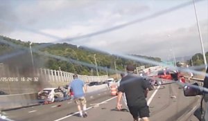 Des automobiliste sauvent une femme piégée dans sa voiture en feu