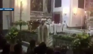 Quand un prêtre reprend les chants des supporters du Napoli