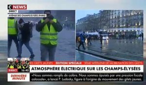 Gilets jaunes : Regardez les reporters de CNews, peu avant 17h, au coeur de la charge des policiers sur les Champs Elysées