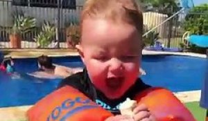 Quand Un Enfant Tente De Manger Avec Des Brassards Sur Orange Videos