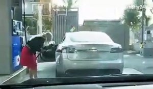 Une femme tente de faire le plein avec sa Tesla Model S