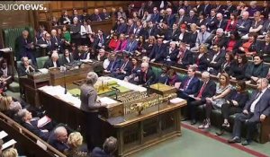 Brexit : Theresa May maintient le cap, l'opposition contre-attaque